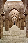 Marocco meridionale - La moschea di Tinmal, a 100 km da Marrakech. Archi a ferro di cavallo della sala della preghiera.